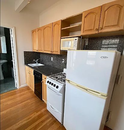 5th image of 113 W 106th St APT 6d
