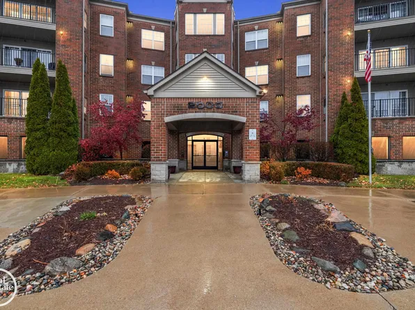 2118 Country Club Dr #10, Saint Clair Shores, MI 48082