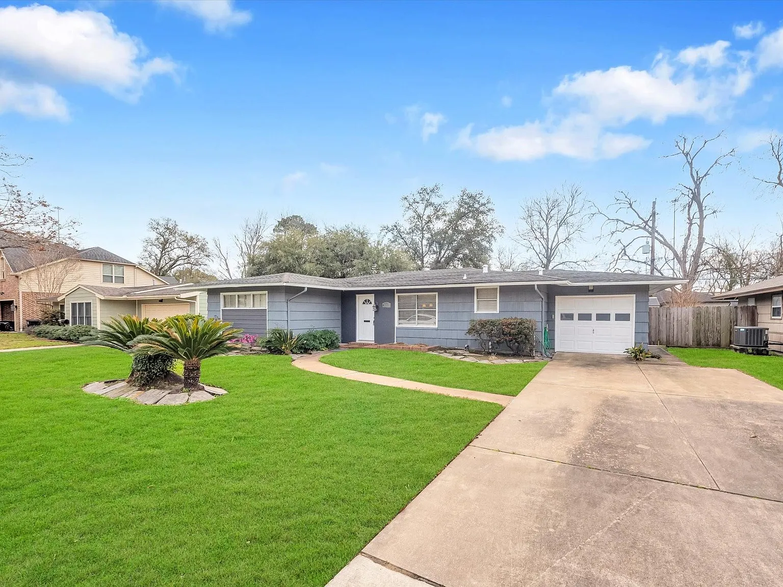 3 bed, 2.0 bath, 1420 sqft, $2,449 — Photo 4