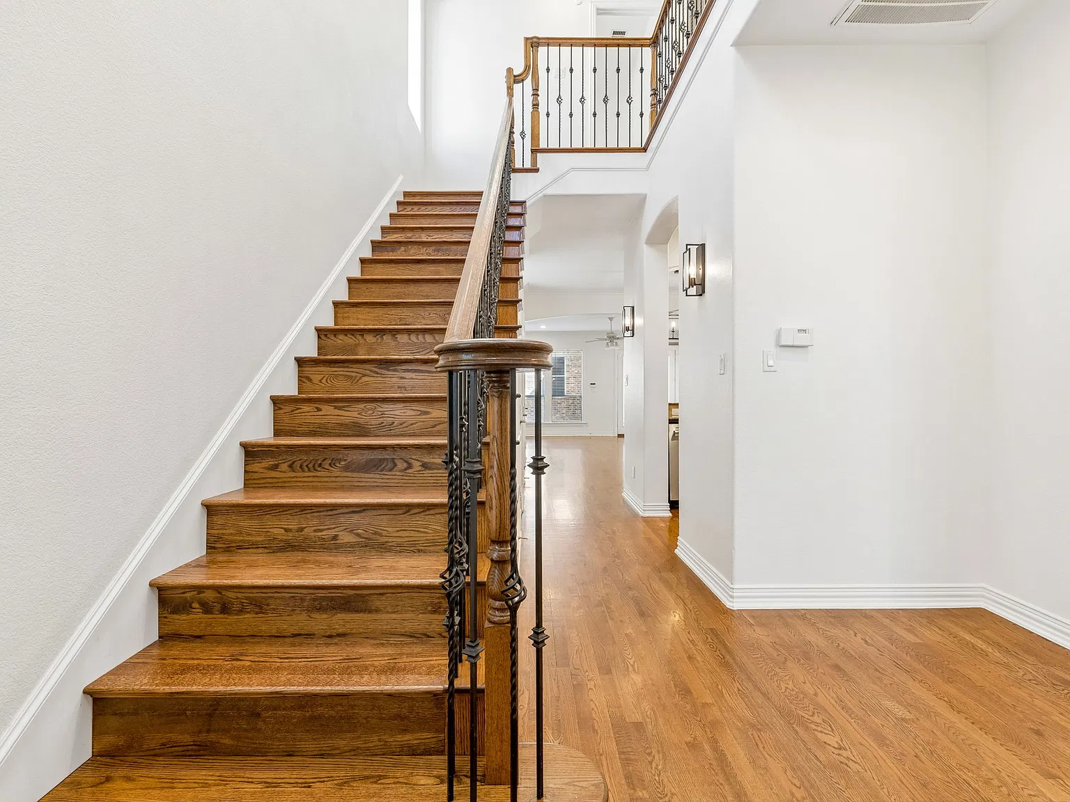 3 bed, 2.5 bath, 2360 sqft, $4,500 — Photo 2