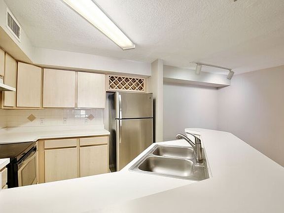 4th image of 827 Camargo Way Unit 207