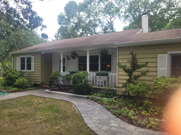 10 Graham Rd, Hampton Bays, NY 11946