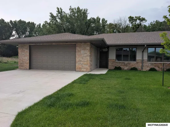 532 River Bend Ct, Mason City, IA 50401