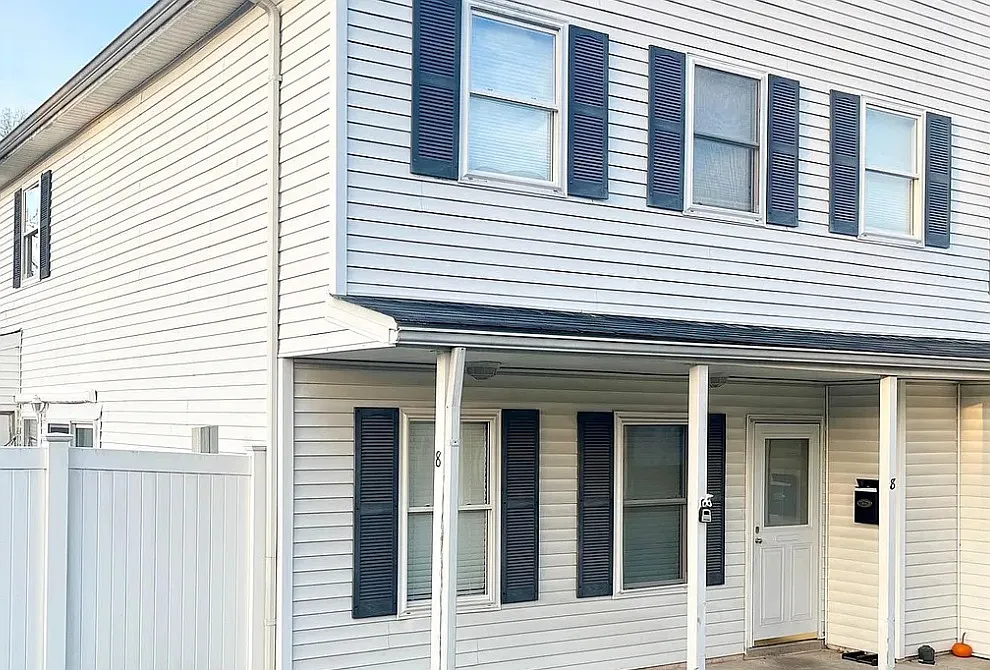 3 bed, 1.5 bath, 1320 sqft, $2,250 — Photo 1