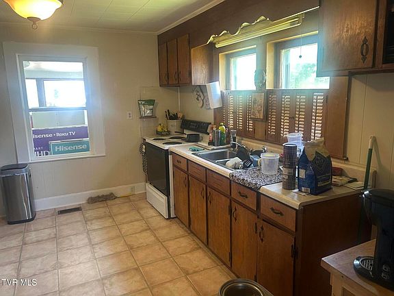 4th image of 305 Dyer St