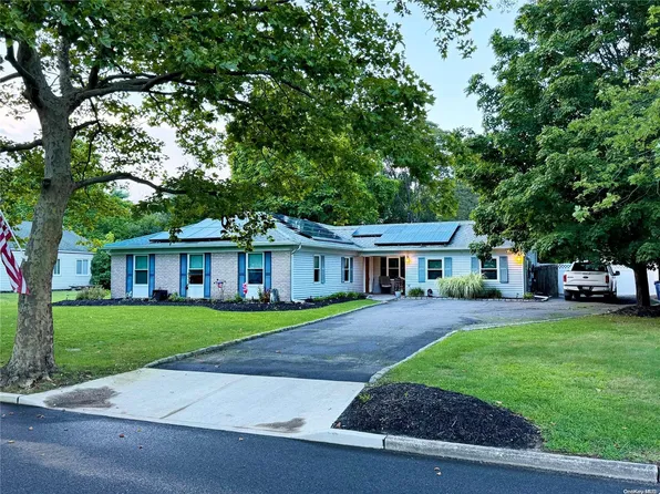 15 Chesapeake Bay Road, Coram, NY 11727