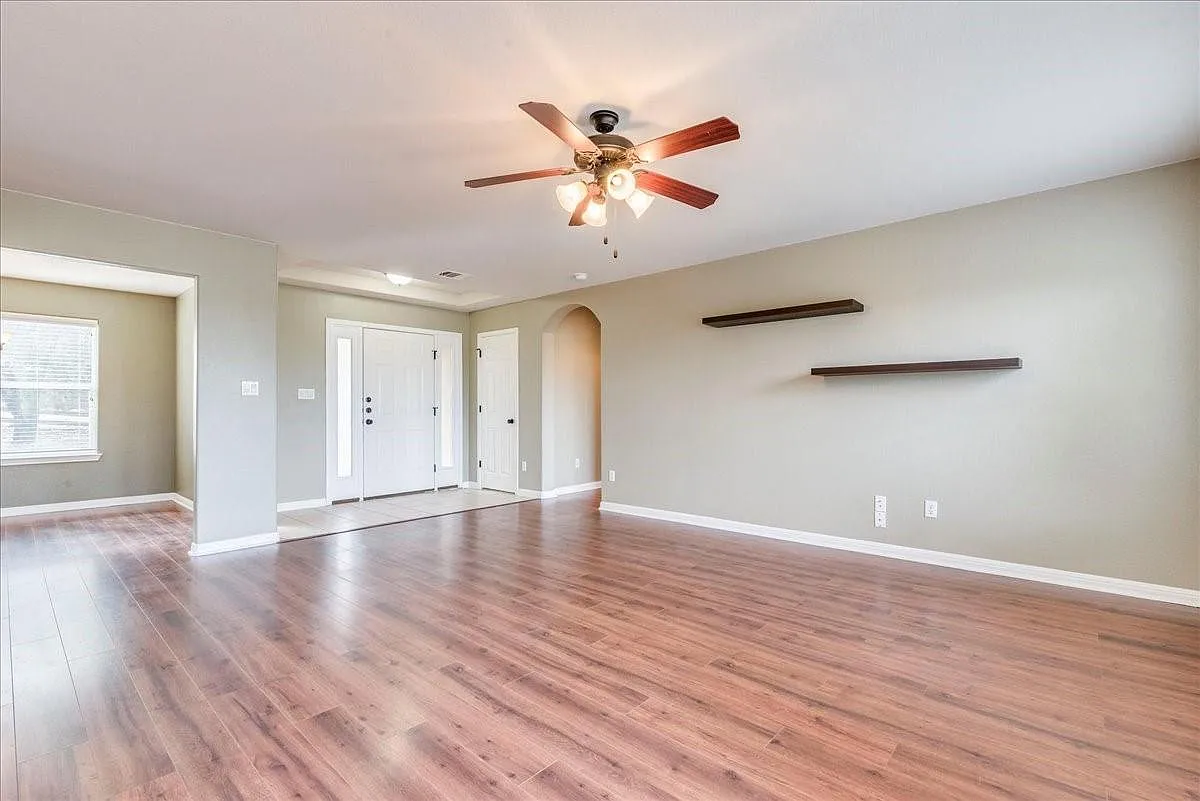 3 bed, 2.0 bath, 1389 sqft, $1,900 — Photo 3