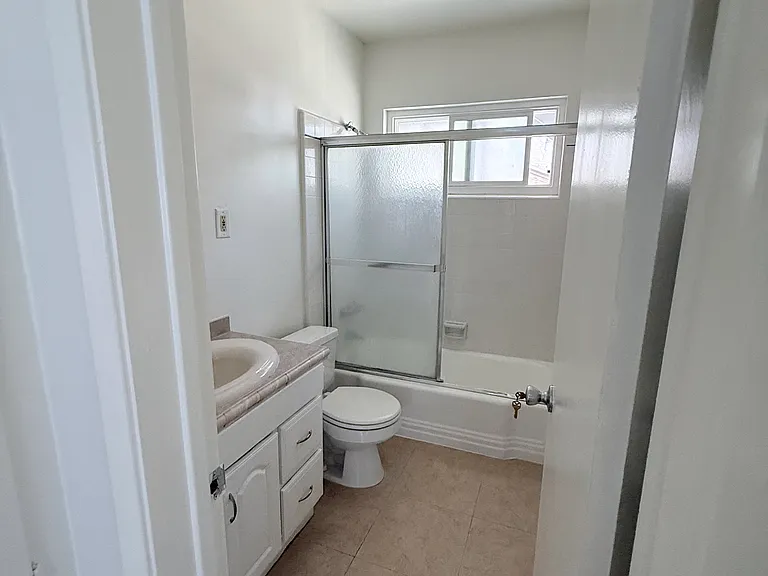 446 E Cypress Ave — Photo 5