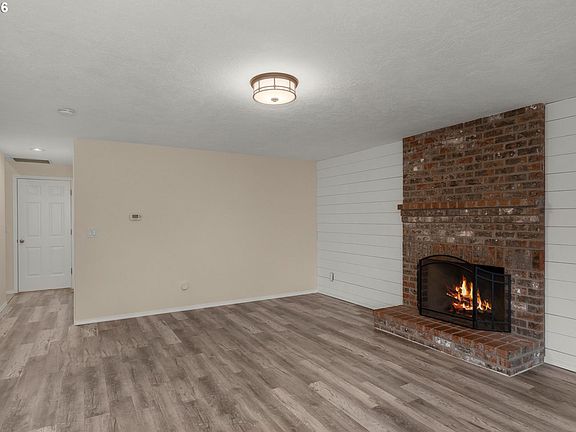 4th image of 806 SE 73rd Ave