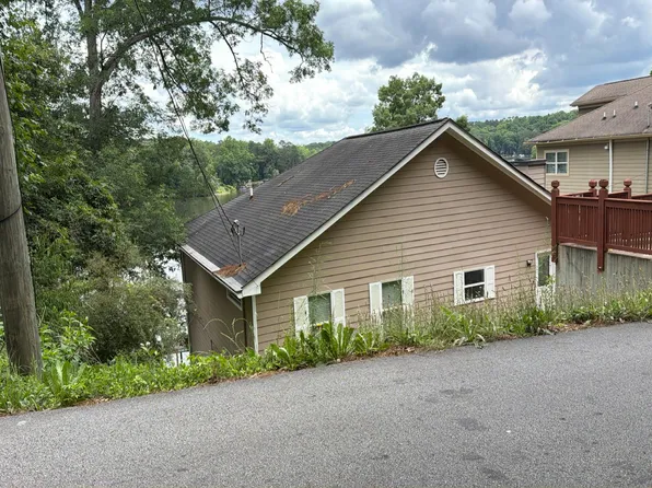 8486 Lake Dr, Snellville, GA 30039