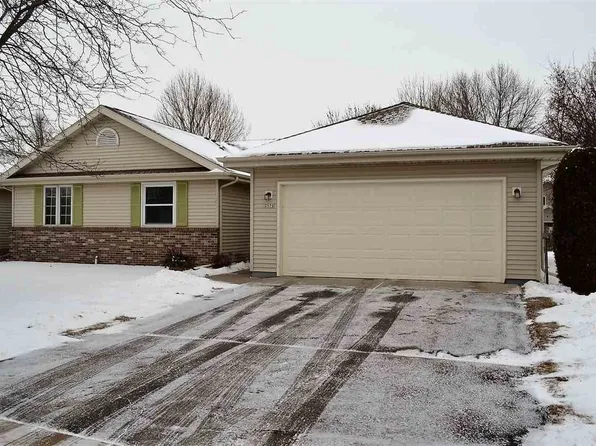 2570 Village Ln, Oshkosh, WI 54904
