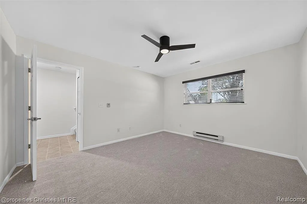 3 bed, 2.5 bath, 1469 sqft, $2,500 — Photo 4