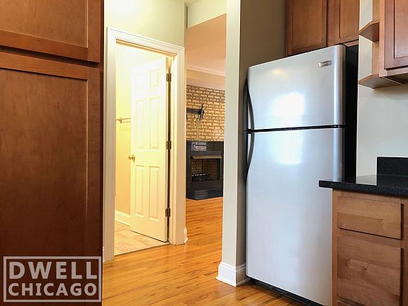 4th image of 1644 W Greenleaf Ave #1638