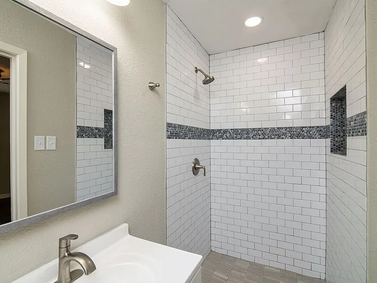 2416 Hillview Dr — Photo 17