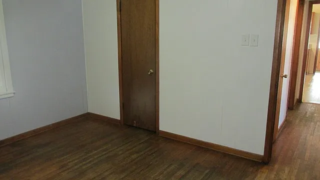 BACK BEDROOM 
CLOSET DOOR 
DOOR TO HALL ON RIGHT