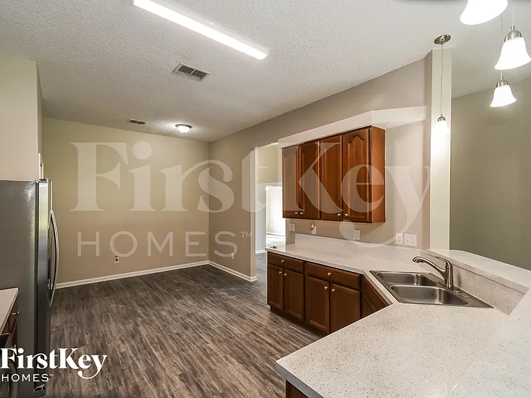 182 Greenfield Dr — Photo 8