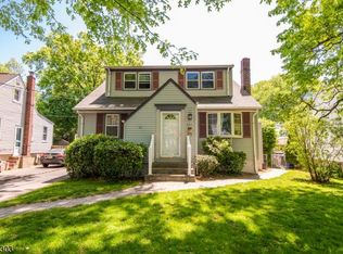 381 Roosevelt Ln, Kenilworth, NJ 07033