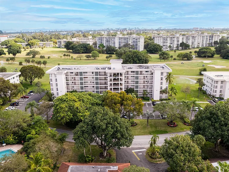 2850 N Palm Aire Dr #601 — Photo 3