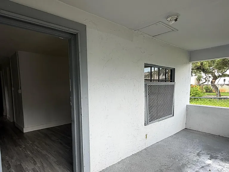 422 NW 7th Ter — Photo 3