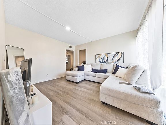5th image of 1122 W Huntington Dr Unit 7