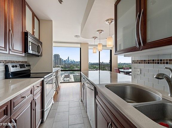 5th image of 345 W Fullerton Pkwy APT 1605