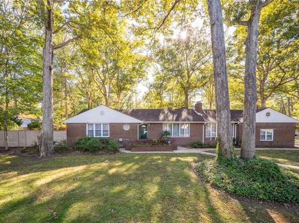 4605 Hermitage Rd, Virginia Beach, VA 23455