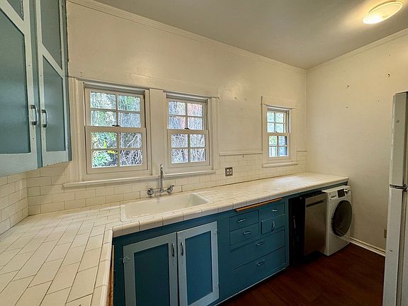 4th image of 1985 N Whitley Ave #0
