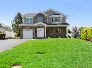 4 The Spur, Syosset, NY 11791