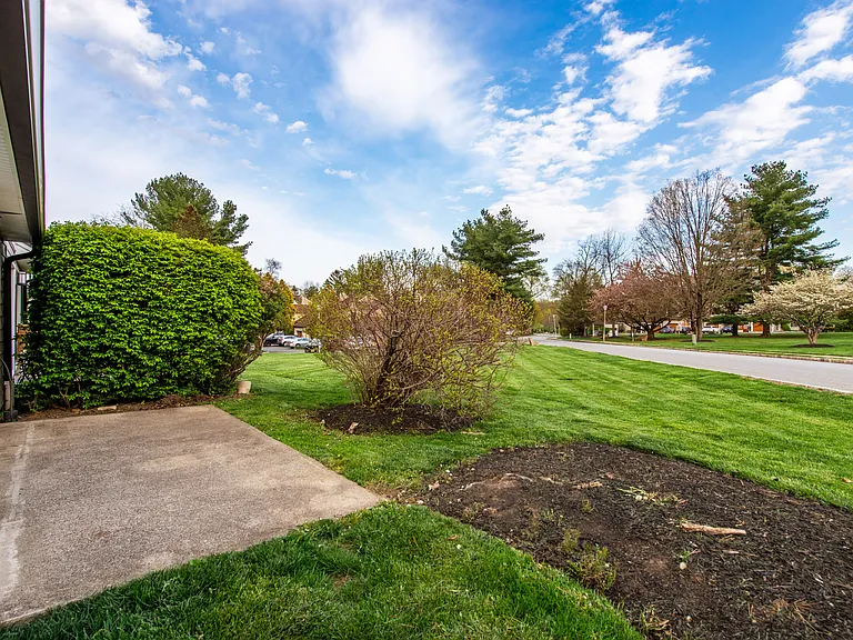 1006 Bryan Ct — Photo 3