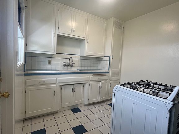 4th image of 4426-32 Louisiana St #4428