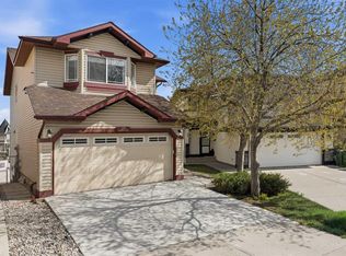 21 S Panamount Cres NW, Calgary, AB T3K 5L7
