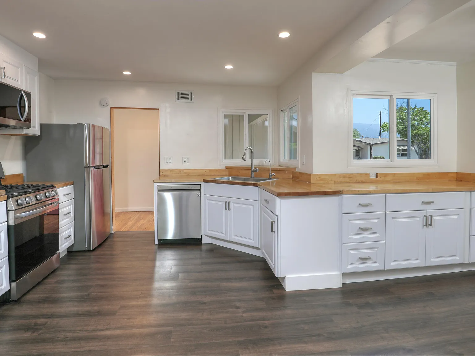 3 bed, 2.0 bath, 1991 sqft, $6,500 — Photo 3
