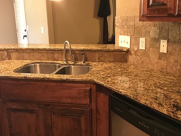 4th image of 6 Hillington Cir