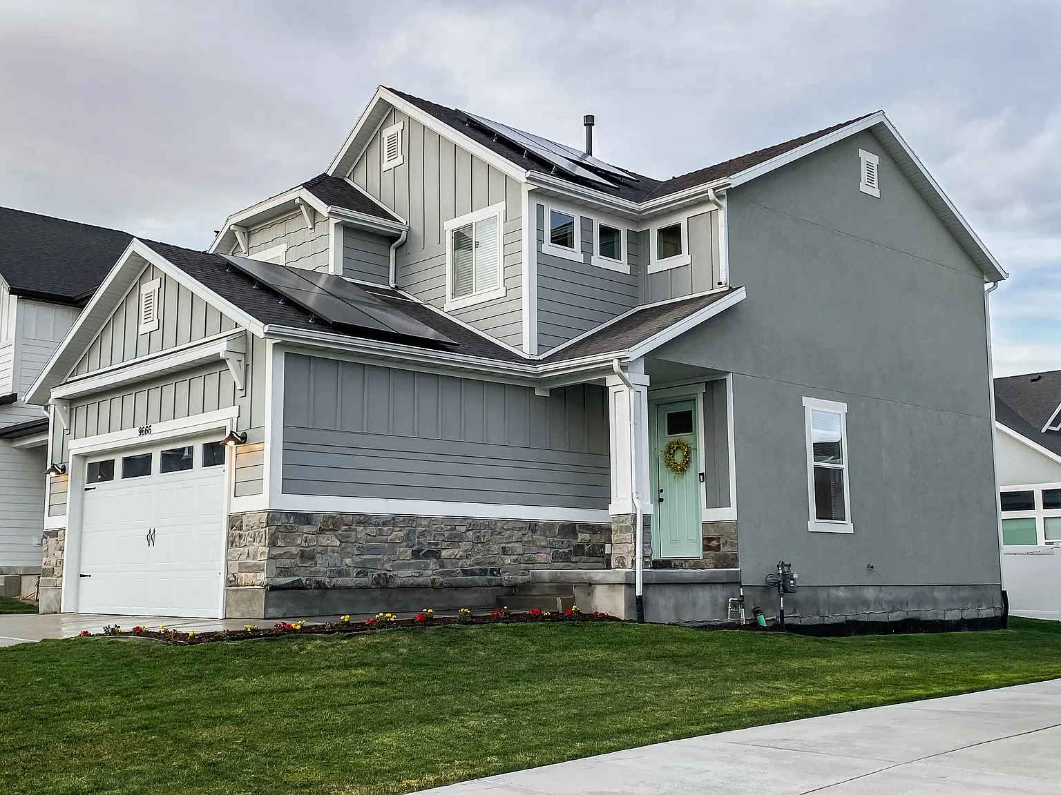 3 bed, 2.5 bath, 2420 sqft, $2,400 — Photo 2