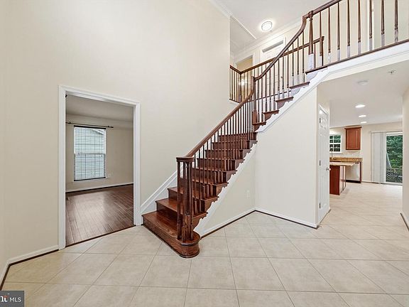 3rd image of 6728 Meadowlawn Cir