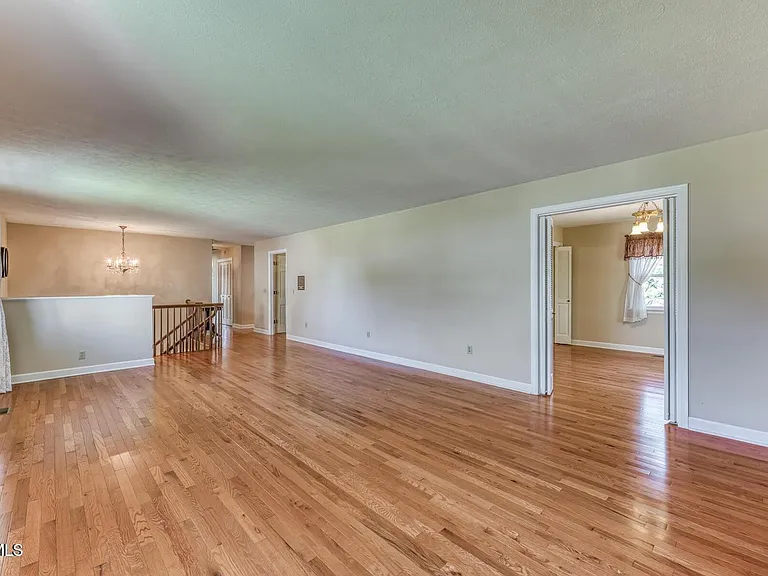 908 Meadow Ln — Photo 10