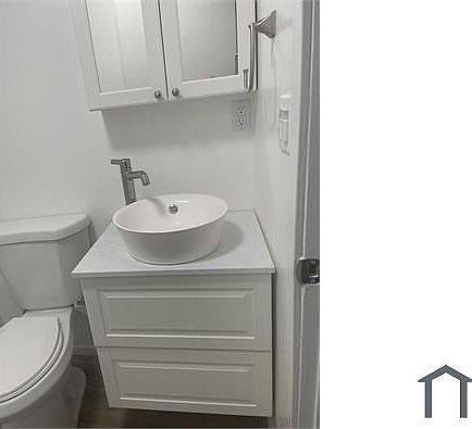 5th image of 1051 W 43rd St