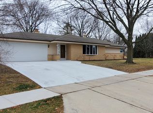 5460 S Honey Creek Dr, Greenfield, WI 53221