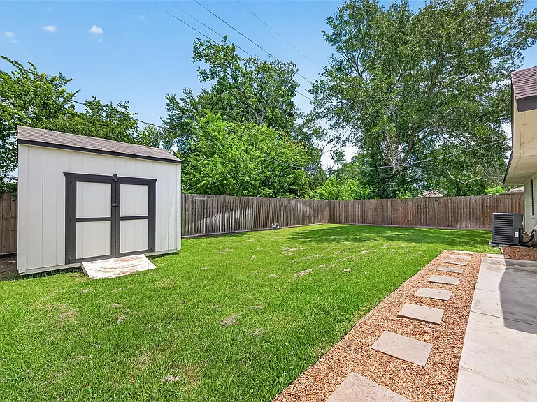 1005 Avenue D — Photo 35