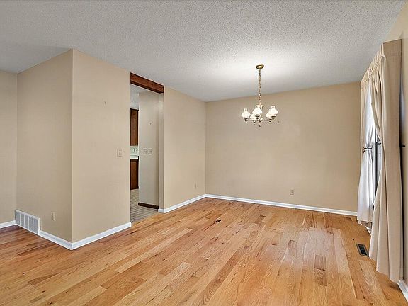 4th image of 2699 Oakbrook Dr