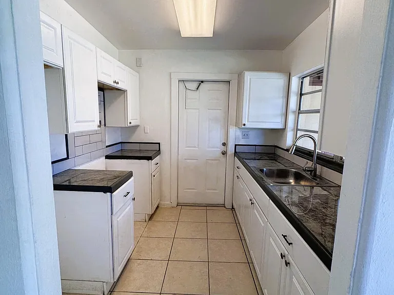 305 Edinburgh Dr — Photo 8