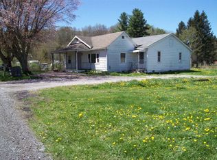 95 Cowtown Rd, Meadow Bridge, WV 25976