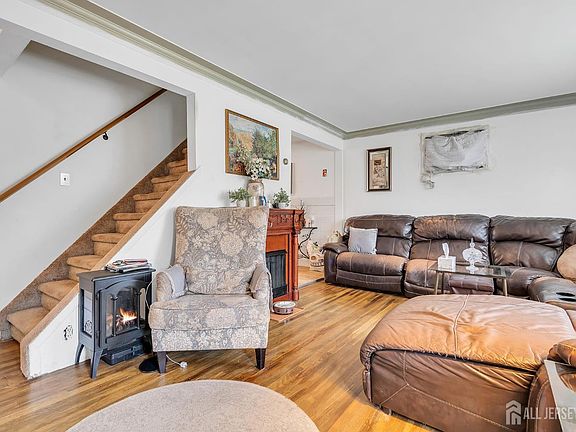 4th image of 38 Susan Ln
