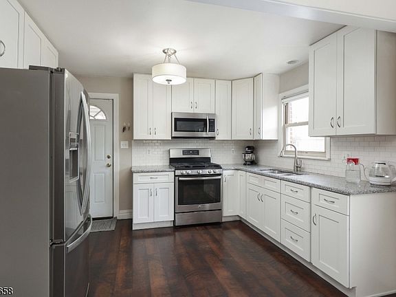 4th image of 825 Dennis Pl