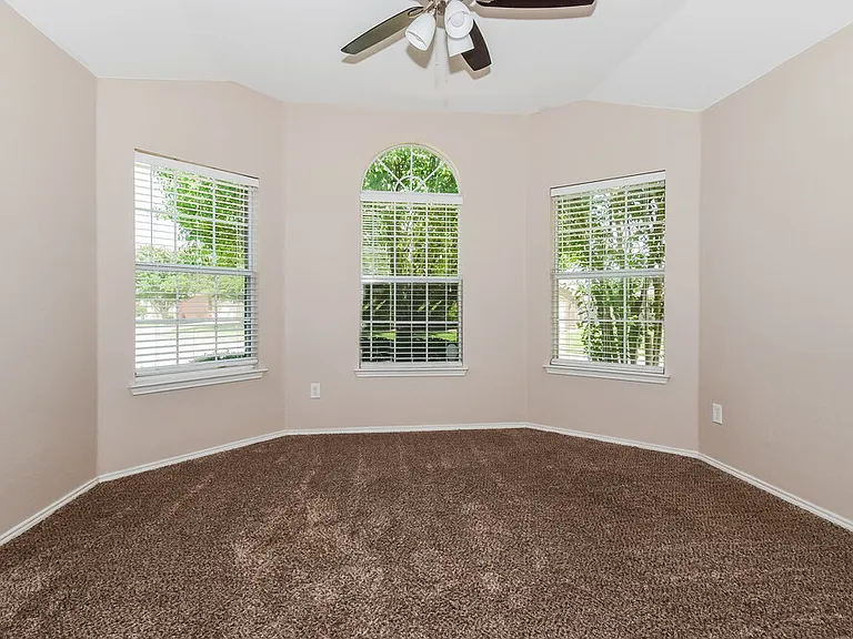 906 Oak Hollow Ln — Photo 12