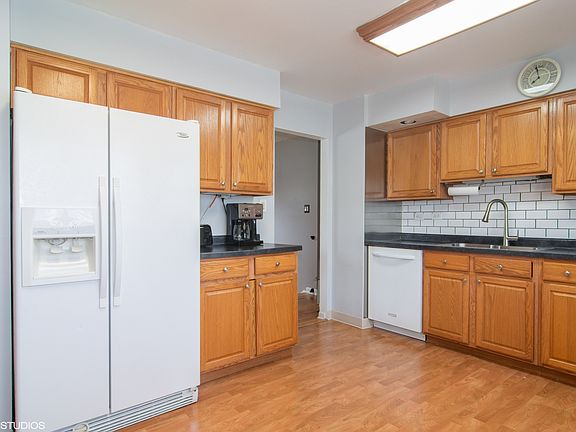 3rd image of 300 N Bissell Dr