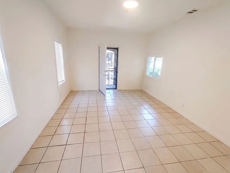 6105 Bromley Ave — Photo 5