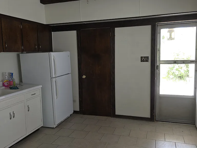 Laurel St — Photo 2