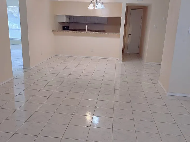 700 Sunset Dr #102 — Photo 3