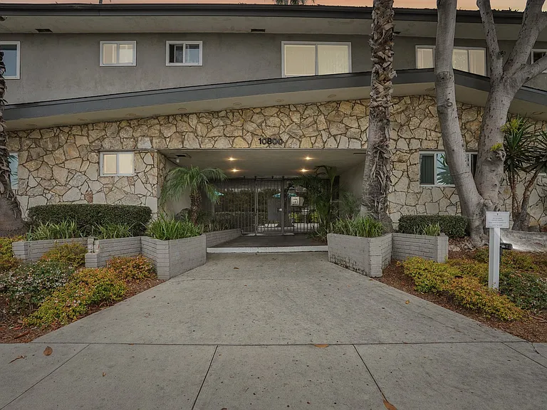 Crenshaw Manor — Photo 6
